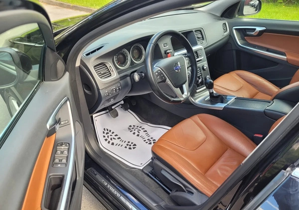 Volvo V60 cena 29800 przebieg: 254000, rok produkcji 2011 z Opoczno małe 436